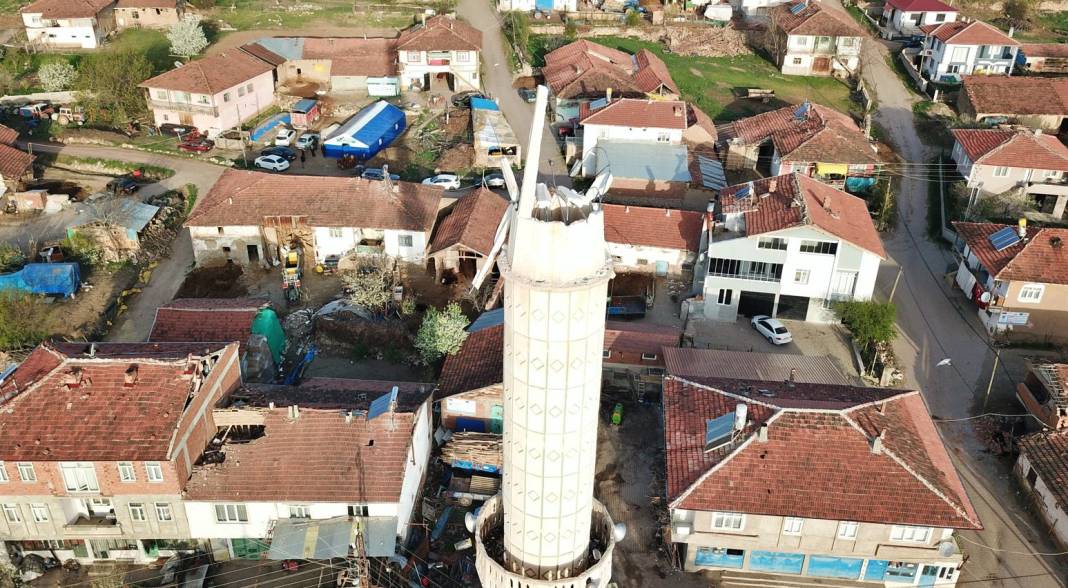 Tokat depreminin hasarı gün ağarınca ortaya çıktı. Cami minaresi devrildi binalar yıkıldı 21